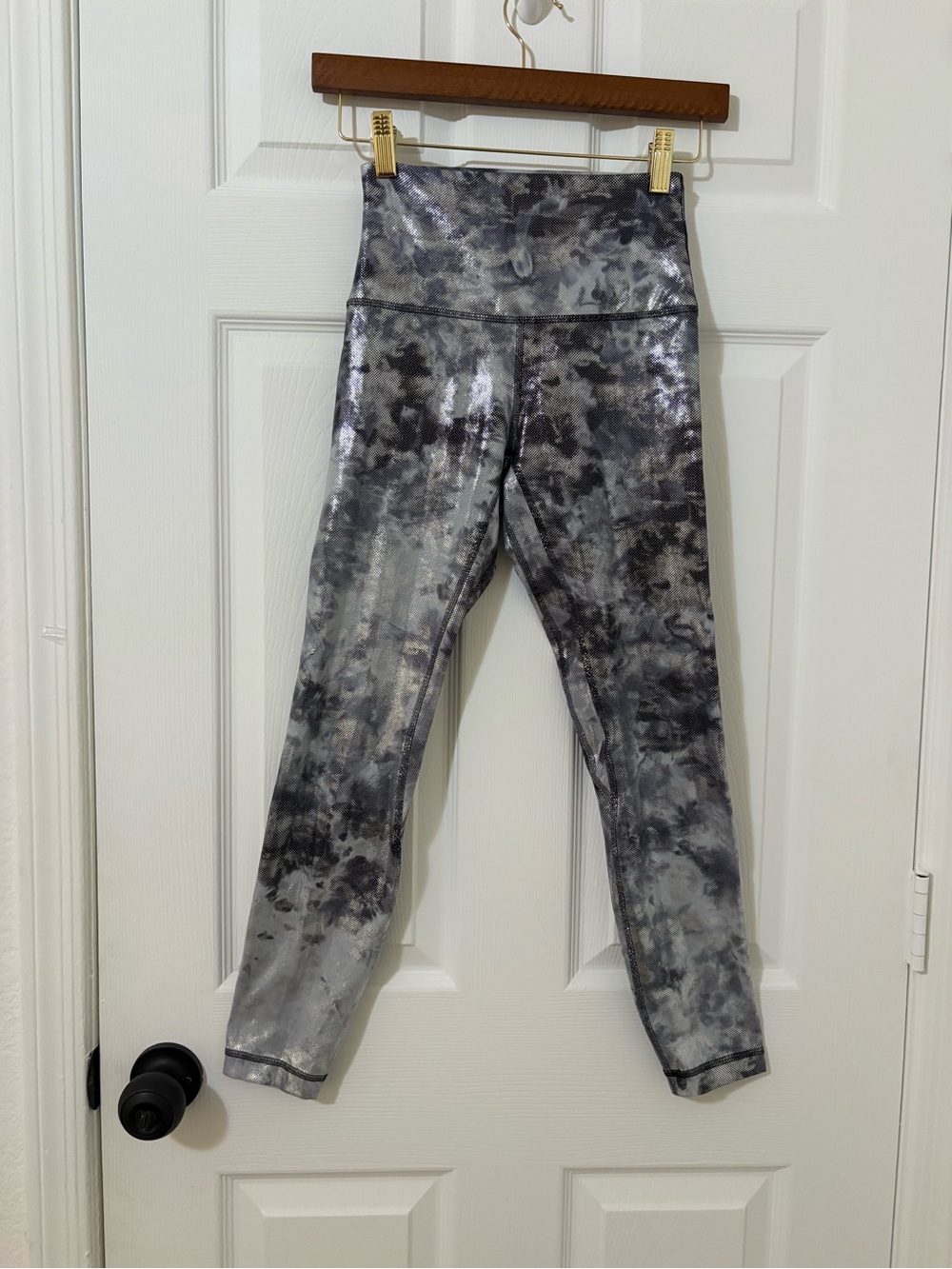 Lululemon Women’s Metallic Silver and Black High-Rise Leggings Size 4